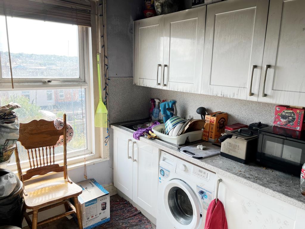 Lot: 22 - FREEHOLD THREE-STOREY, THREE-BEDROOM FIRE-DAMAGED HOUSE -